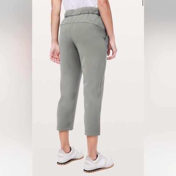 Lululemon On The Fly Crop *Woven 23"
Grey Sage size 6 - Picture 11 of 11